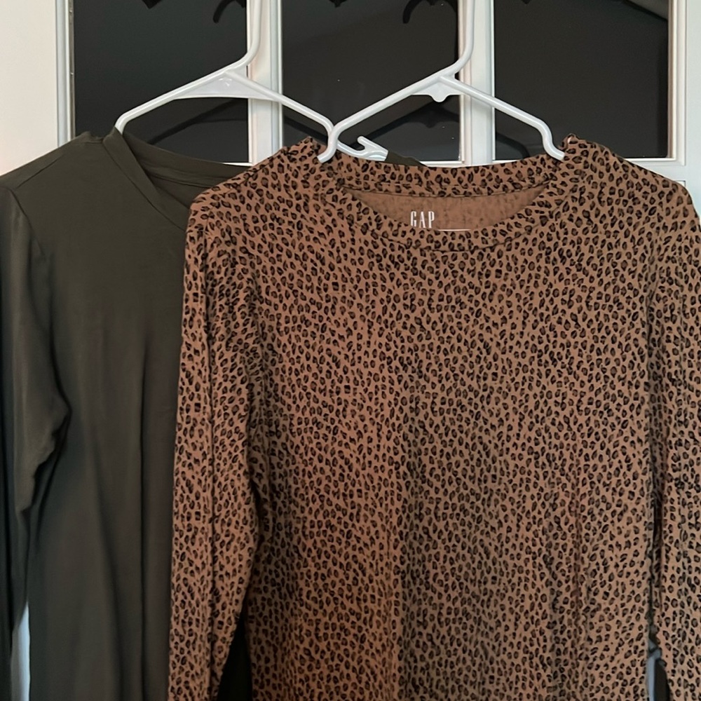 Gap Set of 2 Crew Neck Feather Ts size L